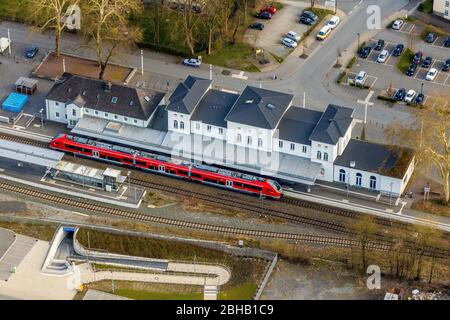 Veduta aerea della stazione ferroviaria di Arnsberg con treni regionali, piattaforma, Arnsberg, Sauerland, Renania Settentrionale-Vestfalia, Germania. Foto Stock