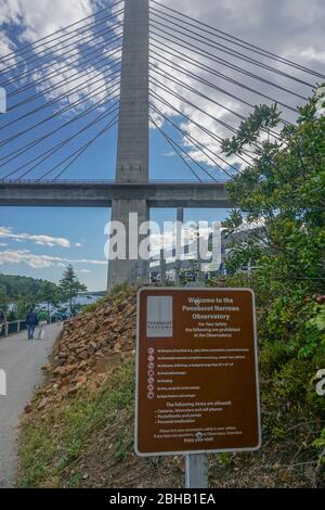 Bucksport, Maine, USA: Un cartello dà il benvenuto ai visitatori dell'Osservatorio Penobscot Narrows. Foto Stock