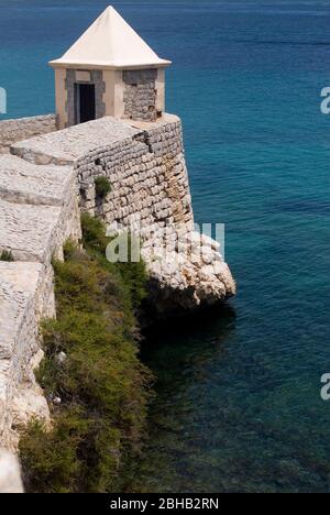 Torre e mare Mediterraneo, alla fine di Calle de la Virgen. La Marina, Ibiza, Spagna Foto Stock