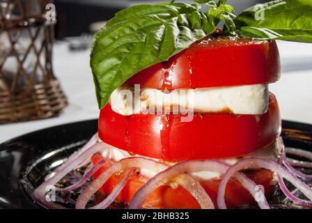 Pomodoro e mozzarella, Torre per insalate caprese in un raffinato ristorante Foto Stock