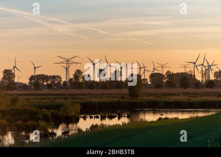 Germania, Frisia orientale, turbine eoliche vicino Emden Foto Stock