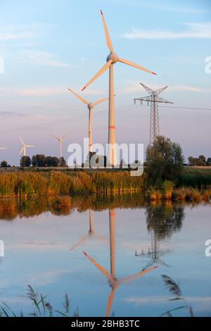 Germania, Frisia orientale, turbine eoliche vicino Emden. Foto Stock