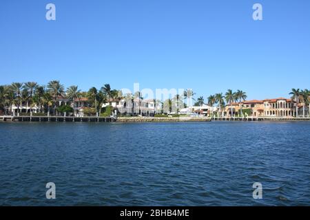 Vista da un viaggio in taxi d'acqua che porta alla Intraostal Waterway di Fort Lauderdale, un sistema di canali caratterizzato da proprietà immobiliari di lusso come Millionaire's Row Foto Stock