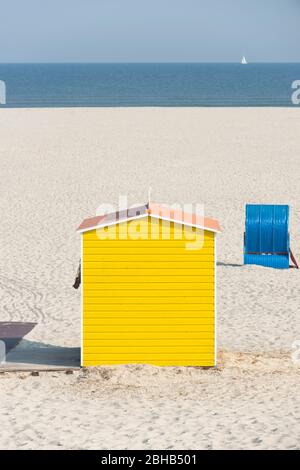 Germania, bassa Sassonia, Ostfriesland, Juist, capanna gialla Strandkorbverleih. Foto Stock