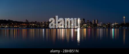 Città illuminata al tramonto, Seattle, Washington, USA Foto Stock