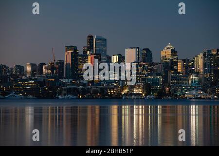 Città illuminata al tramonto, Seattle, Washington, USA Foto Stock