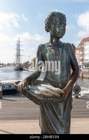 Germania, bassa Sassonia, Emden, Ratsdelft, Jantje Vis una scultura in bronzo di Karl-Ludwig Böke. Foto Stock