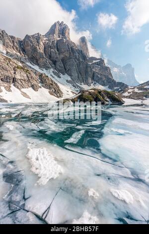 Lago Coldai in primavera con ghiaccio che galleggia in superficie, Civetta, Dolomiti, Alleghe, Belluno, Veneto, Italia Foto Stock