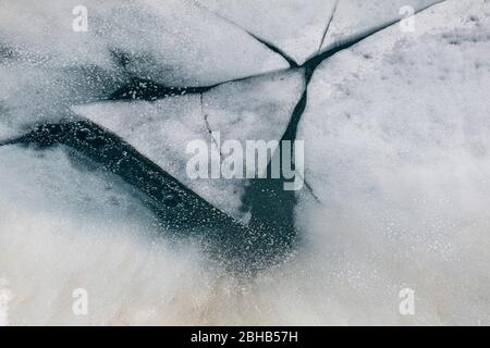 Dettaglio, ghiaccio, superficie, Lago Coldai, Gruppo Civetta, Alleghe, Belluno, Veneto, Italia, neve fusa Foto Stock