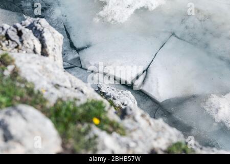 Lago Coldai in primavera con ghiaccio che galleggia in superficie, Civetta, Dolomiti, Alleghe, Belluno, Veneto, Italia Foto Stock