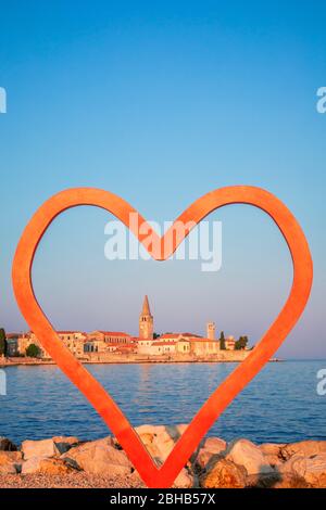 Installazione Io amo Porec con un cuore rosso, la città vecchia vista della costa con la basilica Eufrasiana, sito patrimonio mondiale dell'UNESCO, Parenzo, Istria, Croazia Foto Stock