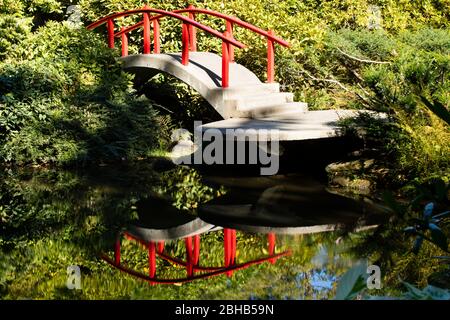 Ponte pedonale che riflette in acqua, Portland, Oregon, Stati Uniti Foto Stock
