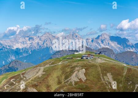 Austria, Saalbach-Hinterglemm, ristorante di montagna Westgipfelhütte sul Schattberg-West. Sullo sfondo il Loferer Steinberge. Foto Stock