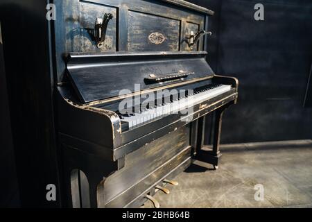 Primo piano di un bel vecchio pianoforte Foto Stock