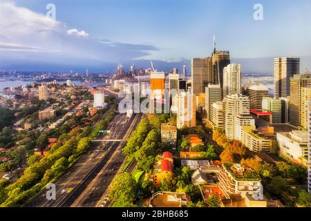 Vista aerea sul CBD di North Sydney con luce soffusa al mattino sopra la nebbia che copre il porto. Foto Stock