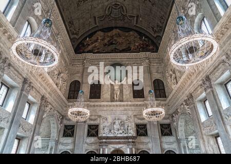 Foto interne di un vecchio piatto olandese con grandi lampadari Foto Stock