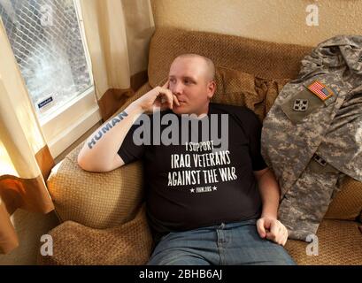 Killeen Texas USA, 31 2010 marzo: Il veterano della guerra in Iraq Michael Kern, capo del gruppo Iraq Veterans Against the War (IVAW) nella 'casa della pace' sotto il cofano, fuori dalla vasta base dell'esercito di Fort Hood nel Texas centrale. Kern, che soffre di disturbo post traumatico da stress (PTSD), sta cercando di ottenere una dimissione medica dall'esercito. ©Bob Daemmrich Foto Stock