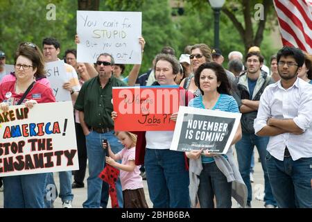 Austin, Texas USA, aprile 15th 2010: I sostenitori del Tea Party protestano contro la spesa pubblica al di fuori del Campidoglio del Texas durante una giornata fiscale annuale contro ciò che vedono come una tassazione federale irragionevolmente elevata. ©Marjorie Kamys Cotera/Daemmrich Photography Foto Stock