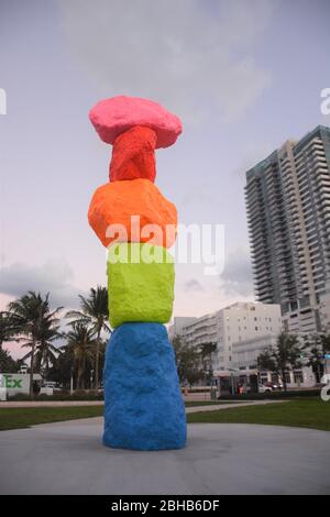 Scultura: Miami Mountain di Ugo Rondinone (2016). Il museo d'arte Bass, Collins Ave, è un edificio Art Deco degli anni '30 progettato da Russell Pancoast. Foto Stock