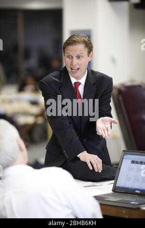 Austin Texas USA, maggio 19 2010: Il Texas state Board of Education ha raccolto i titoli nazionali con il suo dibattito sulle revisioni proposte per la storia, gli studi sociali e il curriculum del governo insegnato nelle scuole pubbliche del Texas. Una maggioranza conservatrice del consiglio di amministrazione eletto a 15 membri ha spinto attraverso cambiamenti controversi che, tra le altre cose, hanno glossato sul ruolo di Thomas Jefferson e dell'Illuminismo nella storia americana. Il commissario per l'istruzione Robert Scott parla con un giornalista in sala uditiva. ©Bob Daemmrich Foto Stock