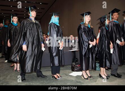 Austin, Texas USA, 22 maggio 2009: Cerimonia di laurea alla Lyndon Baines Johnson (LBJ) School of Public Affairs. Circa 108 studenti hanno conseguito un Master o un dottorato di ricerca in studi di politica pubblica attraverso la scuola dell'Università del Texas di Austin. Una studentessa musulmana che indossa un niqab attende in fila per ricevere il diploma sul palco. ©Bob Daemmrich Foto Stock