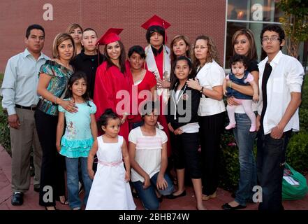 Houston Texas USA, maggio 29 2010: Gli studenti delle scuole superiori si mettono in posa con i loro familiari dopo le cerimonie di laurea alla KIPP Academy. KIPP è una scuola di charter pubblica riconosciuta a livello nazionale che serve prevalentemente studenti di minoranza in una zona economicamente svantaggiata del sud-ovest di Houston. ©Bob Daemmrich Foto Stock