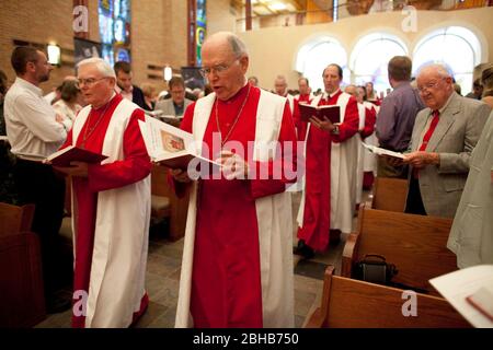 Austin Texas USA, aprile 4 2010: I membri del coro entrano nel santuario cantando un inno per aprire il servizio di culto della domenica di Pasqua alla chiesa luterana di San Martino. ©Bob Daemmrich Foto Stock