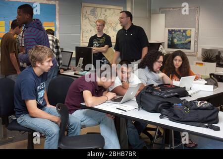 Manor Texas USA, maggio 11 2010: Gli adolescenti guardano un computer portatile Apple mentre lavorano in un laboratorio informatico alla Manor New Tech High School, una scuola pubblica innovativa che si concentra sull'apprendimento basato su progetti nel curriculum TSTEM (Technology Science Engineering Mathematics). ©Bob Daemmrich Foto Stock