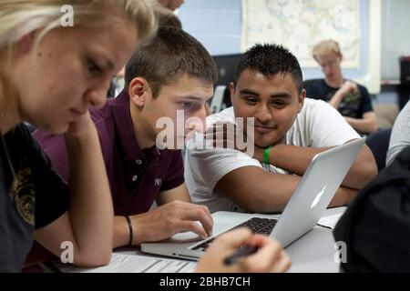 Manor Texas USA, maggio 11 2010: Gli adolescenti guardano un computer portatile Apple mentre lavorano in un laboratorio informatico alla Manor New Tech High School, una scuola pubblica innovativa che si concentra sull'apprendimento basato su progetti nel curriculum TSTEM (Technology Science Engineering Mathematics). ©Bob Daemmrich Foto Stock