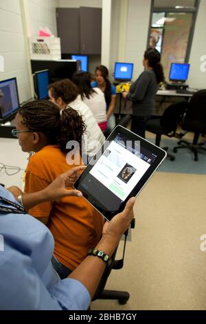 Manor, Texas USA, 11 maggio 2010: Insegnante che utilizza un iPad Apple per monitorare le prestazioni degli studenti alla Manor New Tech High School, un ambiente innovativo che si concentra sull'apprendimento basato su progetti nel curriculum TSTEM (Technology Science Engineering Mathematics). ©Bob Daemmrich Foto Stock
