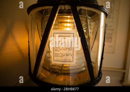 Lanterna a Yaquina Bay Lighthouse, Newport, Oregon, Stati Uniti Foto Stock