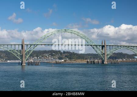 Vista del ponte sopra il fiume, Oregon City Bridge, Oregon, Stati Uniti Foto Stock