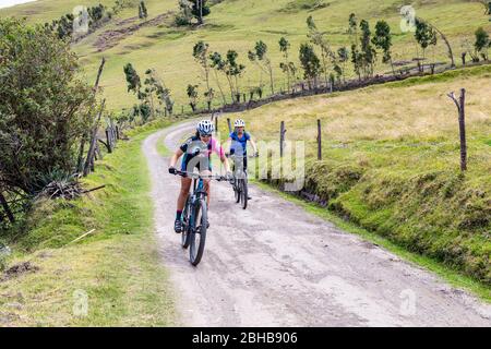 Zuleta, Imbabura, Ecuador, 8 agosto 2019: Un gruppo di mountain bike che fa un riconoscimento del percorso per la gara Zuleta che corre ogni anno e io Foto Stock