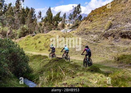 Zuleta, Imbabura, Ecuador, 8 agosto 2019: Un gruppo di mountain bike che fa un riconoscimento del percorso per la gara Zuleta che corre ogni anno e io Foto Stock