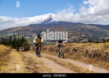 Zuleta, Imbabura, Ecuador, 8 agosto 2019: Un gruppo di mountain bike che fa un riconoscimento del percorso per la gara Zuleta che corre ogni anno e io Foto Stock