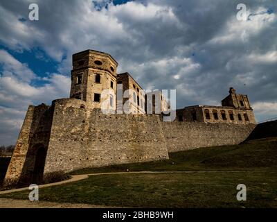 Il Castello di Krzyżtopór, situato nel villaggio di Ujazd, comune di Iwaniska, Contea di Opatów, Voivodato di Świętokrzyskie, nella Polonia meridionale. Foto Stock