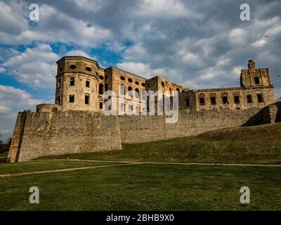 Il Castello di Krzyżtopór, situato nel villaggio di Ujazd, comune di Iwaniska, Contea di Opatów, Voivodato di Świętokrzyskie, nella Polonia meridionale. Foto Stock