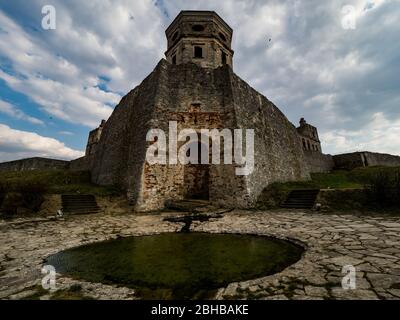 Il Castello di Krzyżtopór, situato nel villaggio di Ujazd, comune di Iwaniska, Contea di Opatów, Voivodato di Świętokrzyskie, nella Polonia meridionale. Foto Stock