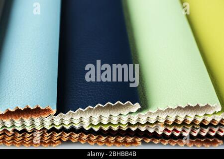Scarti di tessuto colorato da vicino Foto Stock