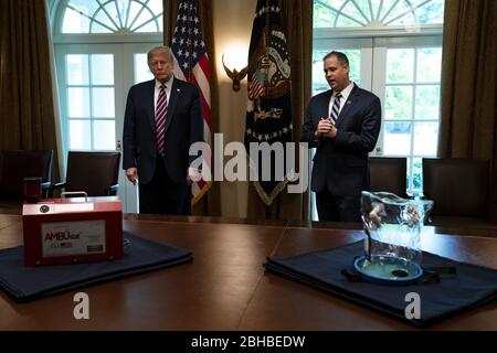 Washington DC, Stati Uniti. 24 Aprile 2020. Jim Bridenstine, guida una presentazione sulla risposta COVID-19 della NASA per il presidente Donald Trump nel gabinetto della Casa Bianca a Washington, DC, venerdì 24 aprile 2020. Foto in piscina di Anna Moneymaker/UPI Credit: UPI/Alamy Live News Foto Stock