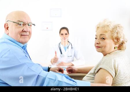 Medico felice e pazienti in clinica ospedaliera Foto Stock