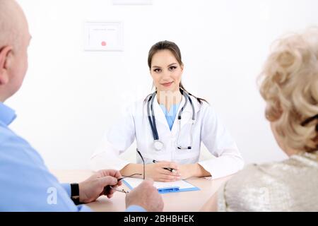 Medico felice e pazienti in clinica ospedaliera Foto Stock