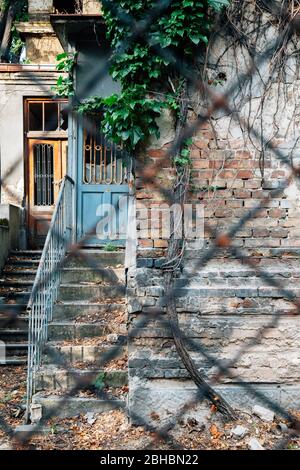 Casa abbandonata a Belgrado, Serbia Foto Stock