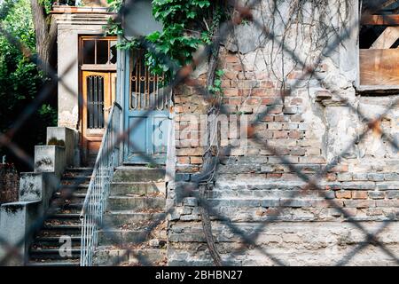 Casa abbandonata a Belgrado, Serbia Foto Stock