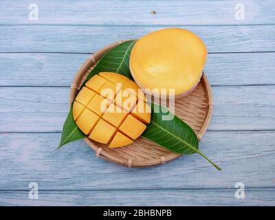 frutta di mango su sfondo di legno Foto Stock