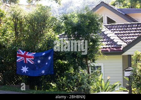 Avalon Beach, Sydney, Australia. Sabato 25 Aprile 2020, con le tradizionali marce e sfilate del giorno ANZAC annullate in tutta l'Australia a causa dei rischi COVID-19, molti residenti di Sydney celebrano il giorno ANZAC a casa mostrando bandiere nazionali e Lest dimentichiamo croci alla fine delle strade. Credito Martin Berry/Alamy Live News Foto Stock