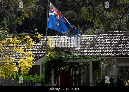 Avalon Beach, Sydney, Australia. Sabato 25 Aprile 2020, con le tradizionali marce e sfilate del giorno ANZAC annullate in tutta l'Australia a causa dei rischi COVID-19, molti residenti di Sydney celebrano il giorno ANZAC a casa mostrando bandiere nazionali e Lest dimentichiamo croci alla fine delle strade. Credito Martin Berry/Alamy Live News Foto Stock