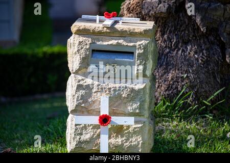 Avalon Beach, Sydney, Australia. Sabato 25 Aprile 2020, con le tradizionali marce e sfilate del giorno ANZAC annullate in tutta l'Australia a causa dei rischi COVID-19, molti residenti di Sydney celebrano il giorno ANZAC a casa mostrando bandiere nazionali e Lest dimentichiamo croci alla fine delle strade. Credito Martin Berry/Alamy Live News Foto Stock