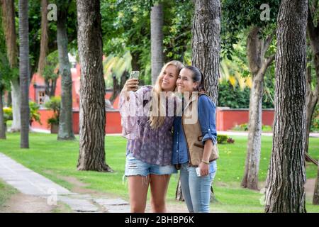 Le sorelle prendono un selfie in un hacienda coloniale a Queretaro, Messico. Foto Stock