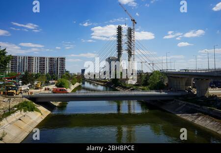 Bucarest, Romania - 23 aprile 2020: Cantiere del cavalcavia Ciurel sopra il fiume Dambovita a Bucarest Foto Stock